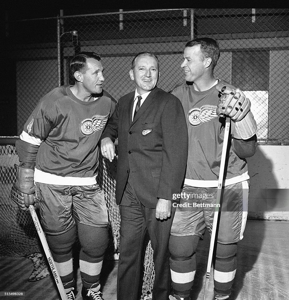 Gordon Howe Talks With Coach and Teammate