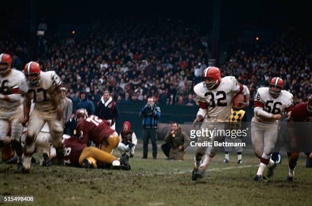 Jimmy Brown, Cleveland Browns, runs the ball around in the game against the Washington Redskins.