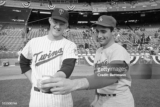 Starting pitchers for the 7th game of the World Series here display their strong left hands as they meet shortly before game time. Both southpaws,...