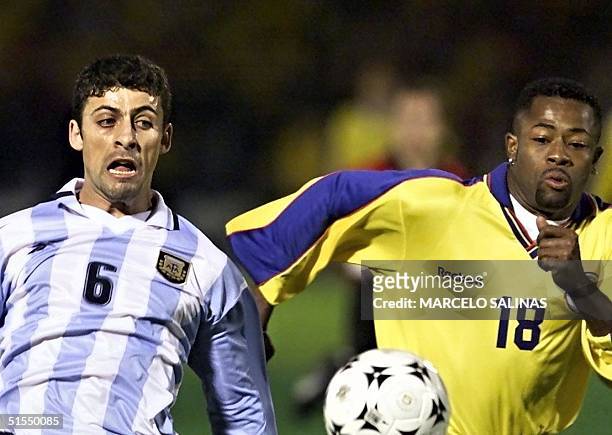 Jairo Castillo of Colombia and Walter Samuel of Argentina compete for the ball 29 June, 2000 in Bogota, during an elimination game of World Cup 2002....