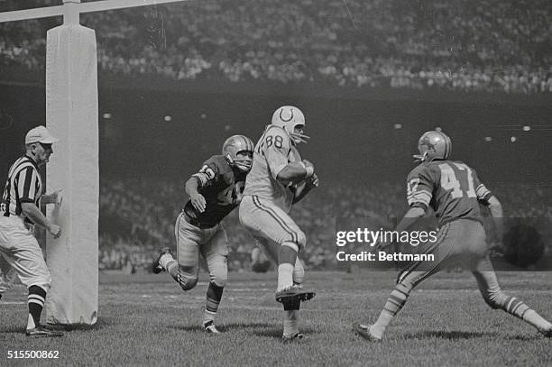 Baltimore Colts end John Mackey catches quarterback Johnny Unita's pass for a touchdown during the 3rd quarter of the Detroit-Baltimore game here....