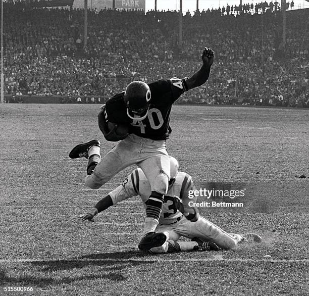 Chicago Bears HB Gale Sayers eludes tackle of Baltimore Colts DB Lenny Lyles and runs 10 yards to touchdown during the fourth quarter of the game...