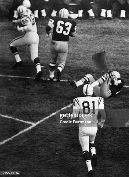 Don Shinnick of the Baltimore Colts, races into the end zone for a touchdown after recovering a fumble from Green Bay?s Bill Anderson, in the early...