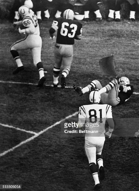 Don Shinnick of the Baltimore Colts, races into the end zone for a touchdown after recovering a fumble from Green Bay?s Bill Anderson, in the early...