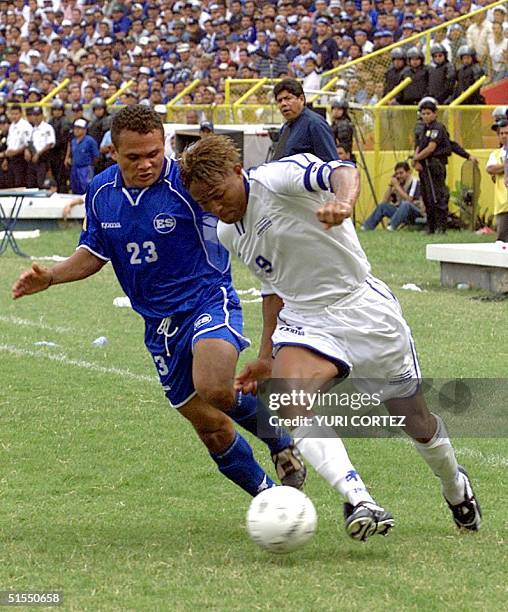 Honduras' Carlos Pavon takes the ball from Salvador's Roberto Martinez 16 July during their Japan-Korea 2002 World Cup qualification game at...