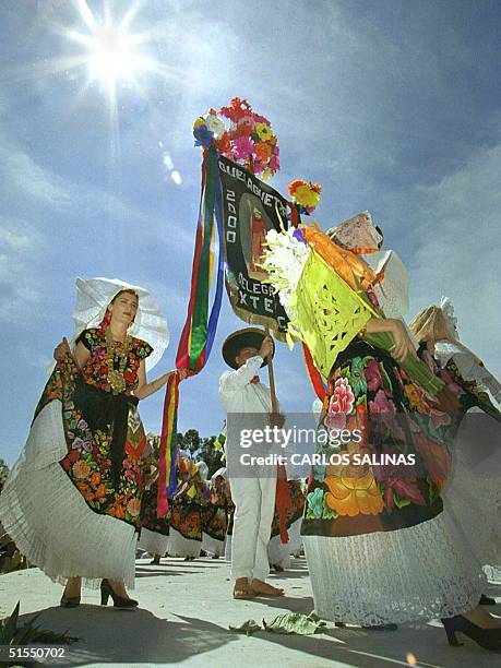 Group of dancers of traditional dances presents at the Festival of Guelaguetza, in City of Oaxaca, Mexico, 17 July 2000. Un grupo de bailarines de...