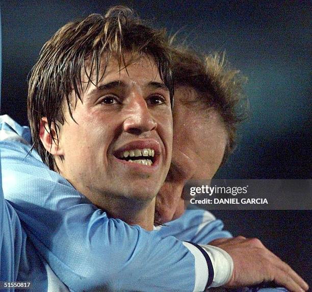 Hernan Crespo and Roberto Sensini of Argentina celebrate their team's first goal against Ecuador during their 19 July Japan-Korea 2002 World Cup...