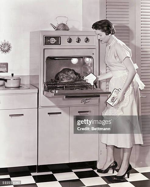 New York, New York: Cooked in 25 minutes! General Electric's new electronic oven cooks a 10-pound turkey in less than half an hour. In standard ovens...