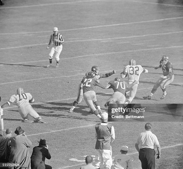 In the third quarter of game between Cleveland Browns and New York Giants, Browns' star Jim Brown bolted 32 yards from scrimmage for a touchdown....