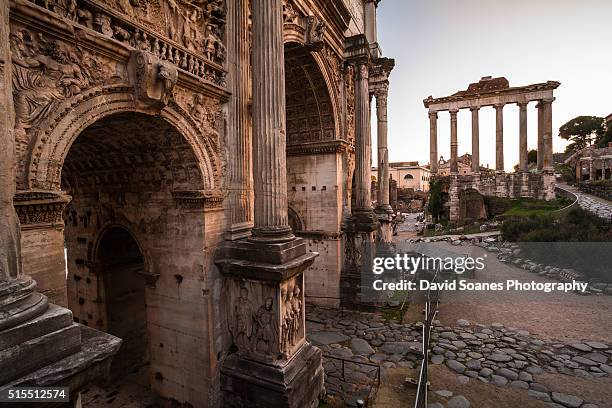 the temple of saturn and arch of septimius severus at dusk in the roman forum, rome, italy - roman forum 個照片及圖片檔