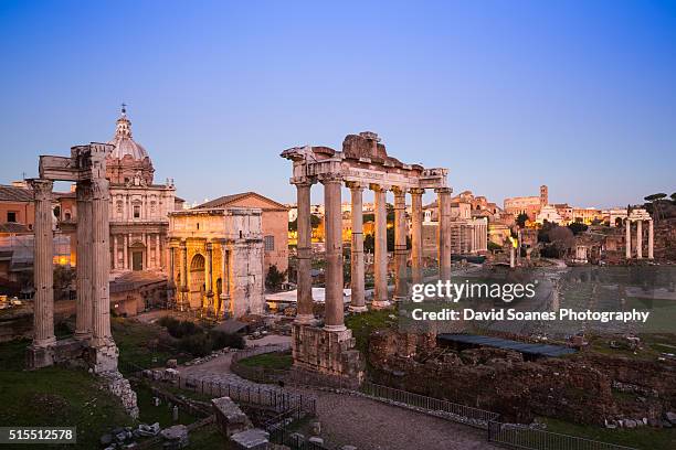 the roman forum at sunset in the roman forum, rome, italy - arco de septimius severus - fotografias e filmes do acervo