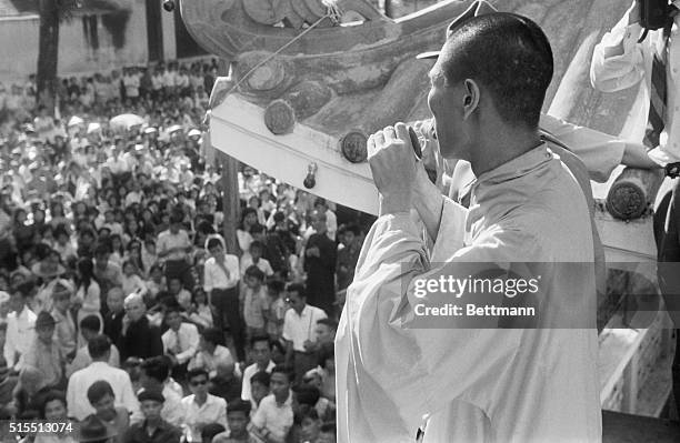 Buddhist monk speaks to crowd gathered at Xa Loi Pagoda here August 18th for memorial services to Buddhists who committed ritual suicide by fore to...