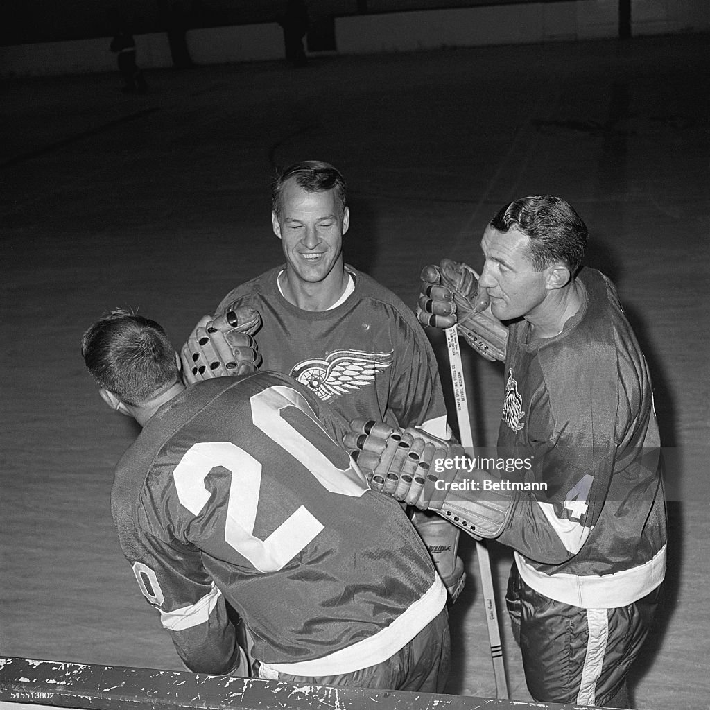 Gordon Howe, Teammate Look at Jersey Number