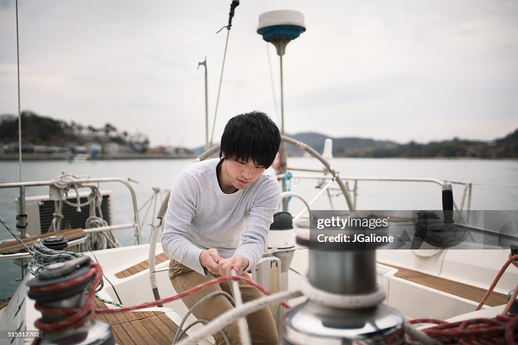 Jeune homme travaillant sur un Yacht