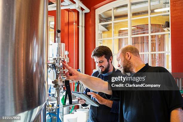 micro brewery - brouwerij stockfoto's en -beelden