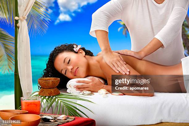 Beach massage. Массаж на море. Массаж релакс на море. Двойной релакс массаж. Морской массаж.