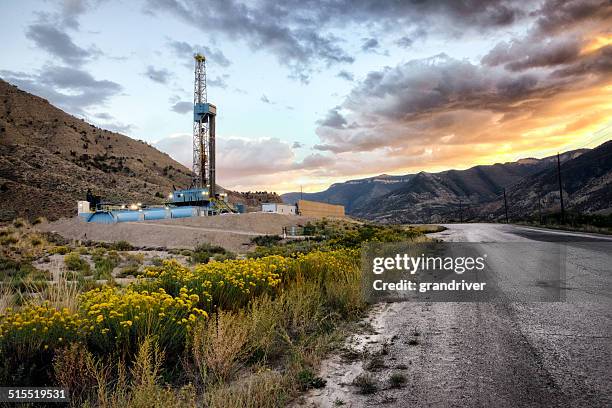 torre perforadora en sunrise - fracking fotografías e imágenes de stock