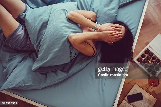 ragazza piange in letto - relationship difficulties foto e immagini stock