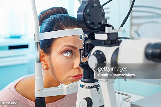 in oftalmologia medico oculista ottico optometrista medical esame oculistico - esame oculistico foto e immagini stock