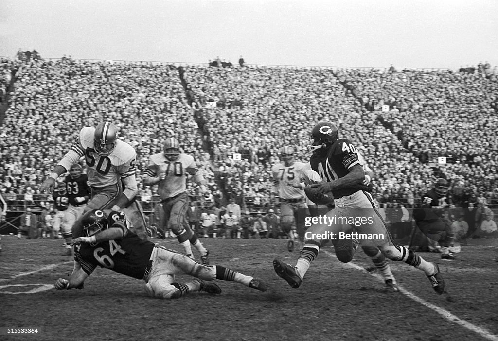 Gale Sayers Races Past Opponents in Football Game