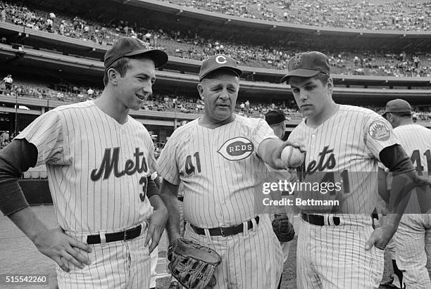 Left to right are Johnny Vandermeer, former pitcher for Cincinnati Reds, who pitched two consecutive no-hitters, with Jerry Koosman, and Tom Seaver,...