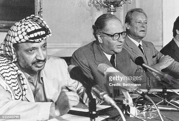 Vienna: PLO leader, Jasir Arafat, with Austrian chancellor, Bruno Kreisky and Willy Brandt, chairman of Socialist Internationale at a press...
