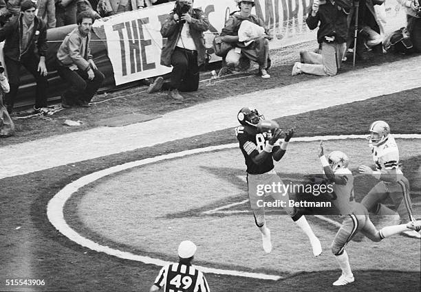 Steelers John Stallworth scores the first six points of Super Bowl XIII on a pass from Terry Bradshaw. Covering on the play are Cowboys Aaron Kyle...