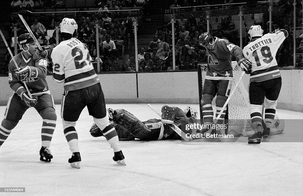 Islanders and Nordiques Playing Game