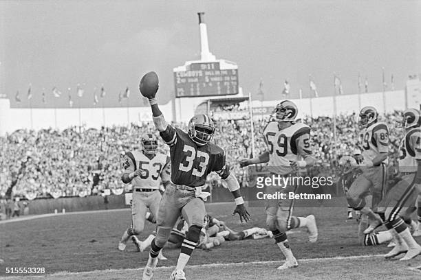 Los Angeles: : Dallas Cowboys' Tony Dorsett holds the ball up as he crosses the goal line during 3rd quarter action of the Dallas-Los Angeles NFC...