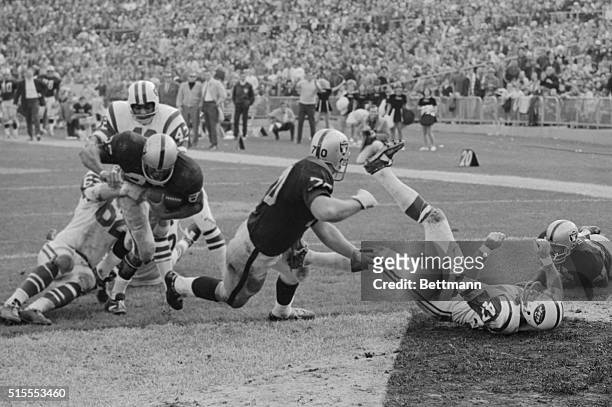 Oakland Raider's rookie Charlie Smith scores from 3 yards out after getting a good block from Jim Harvey in 3rd quarter against New York Jets 11/17....