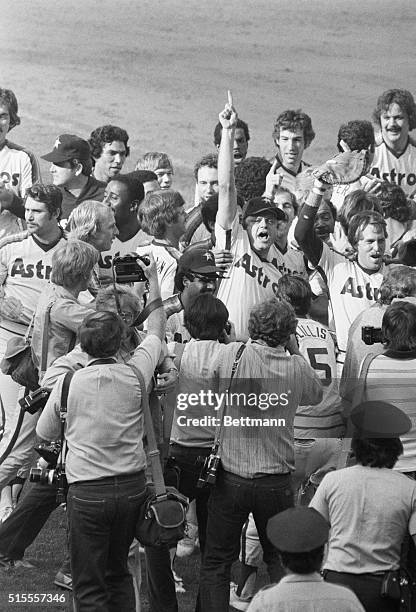 Los Angeles: : Houston pitcher Joe Neikro, pitched the Houston Astros to a 7-1 win over the Los Angeles Dodgers to cop the National League West title...