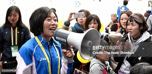 Athens Olympic Women's marathon gold medalist Mizuki Noguchi applauds fans after competing in the Nagoya Women's Marathon at the Nagoya Dome on March...