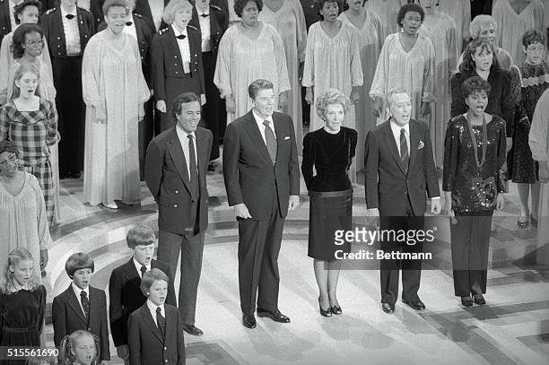Washington: President Reagan and Nancy join Julio Iglesias , Andy Williams, and Leslie Uggams , in singing Christmas carols 12/11, at the National...