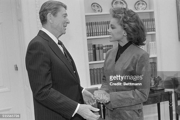 Washington: President Ronald Reagan meets with Miss America, Vanessa Williams of Millwood, N.Y. At the White House, 17th October 1983.