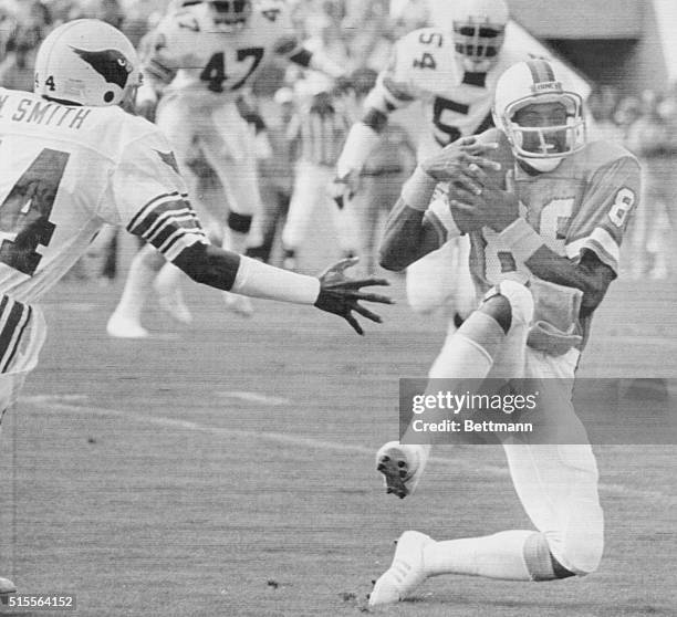 Tampa Bay Buccaneers' wide receiver Kevin House grabs a pass for a thirteen-yard gain as St. Louis Rams' cornerback Wayne Smith looks on during the...