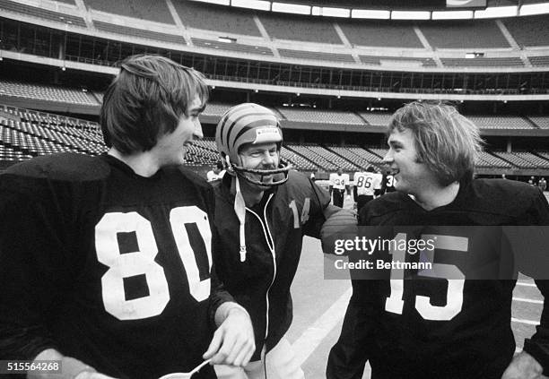 Cincinnati, Ohio: Bengals' quarterback Ken Andersch enjoys a light moment with one of his top receivers Chris Collinsworth and third string...