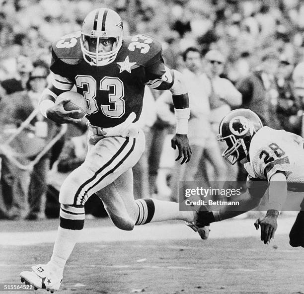 Washington: Dallas Cowboy's Tony Dorsett breaks away from Washington Redskins' Darrell Green enroute to scoring a touch down during first half action...