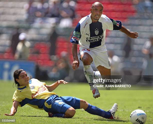 Rodrigo Valenzuela del America, disputa el balon con Adalberto Palma de Atlante, en partido de la 12da. Fecha del Torneo Apertura de la liga...