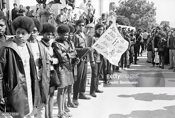 7/15/68-OAKLAND, CALIF.: MILITANT BLACK PANTHER PARTY MEMBERS AND SYMPATHIZERS CIRCLED THE ALAMEDA COUNTY COURT HOUSE HERE 7/15 WHERE THE...