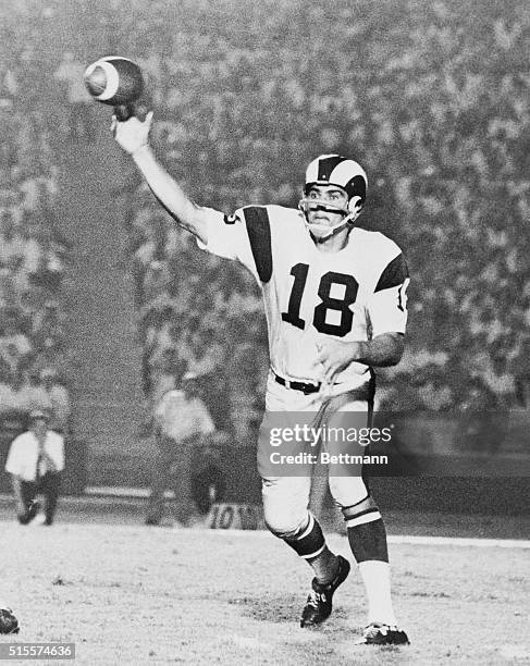 Roman Gabriel, Los Angeles Rams passing action in a game. Photo dated November 1970