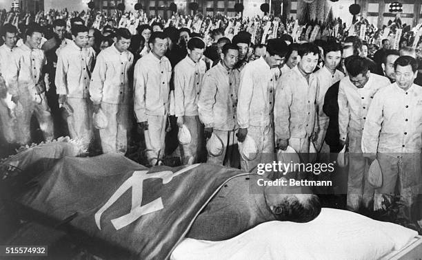 Line of Chinese proletarian workers pays their respects to the body of Chairman Mao in Beijing in 1976.
