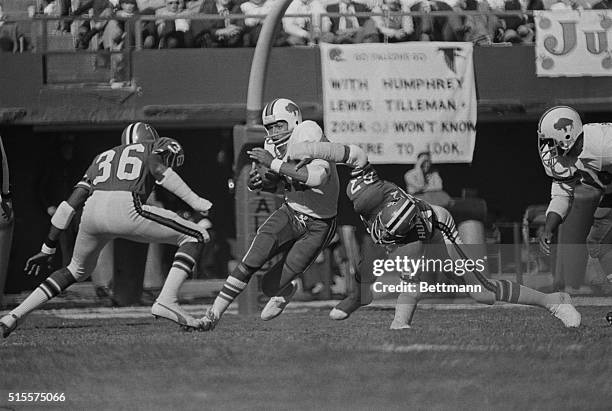 Simpson playing with the Buffalo Bills against the Atlanta Falcons. Photograph, 12/2/73.