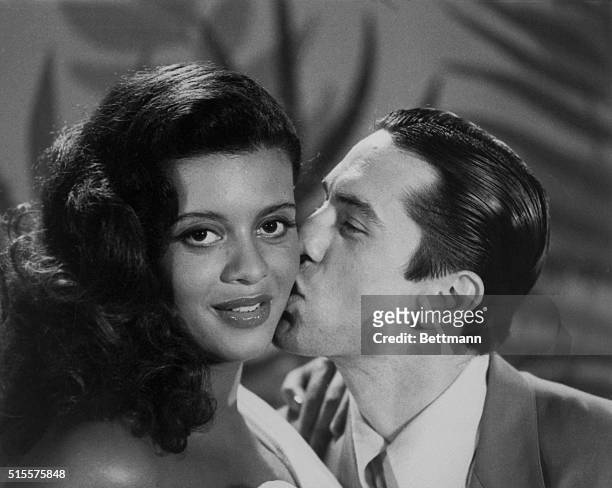 Robert De Niro kisses his wife, Diahann Abbott, on the set of the film "New York, New York" during location shooting in Los Angeles. In the United...