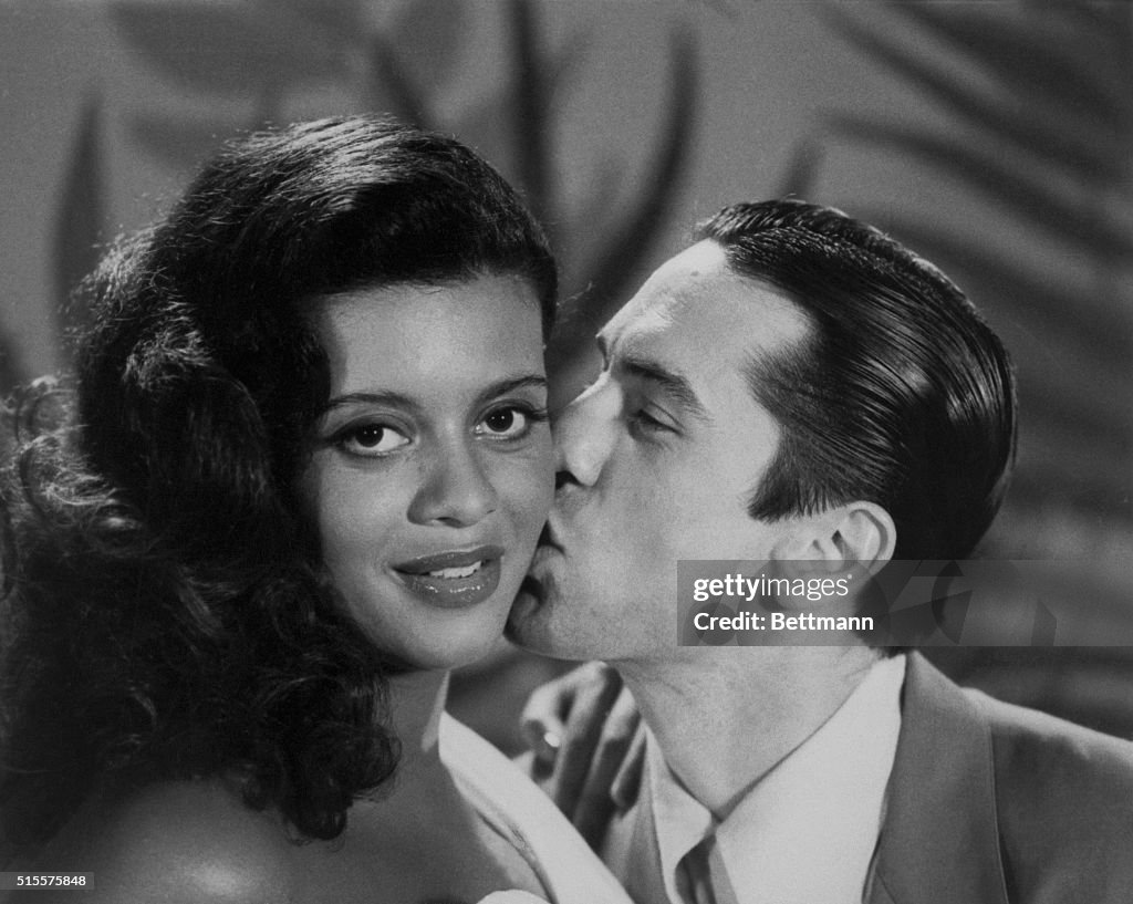 Robert De Niro Kisses His Wife On Cheek