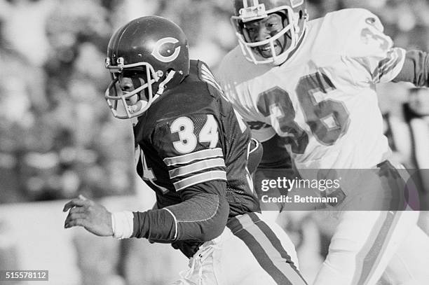 Chicago Bears running back Walter Payton gets past Denver Broncos cornerback Bill Thompson.