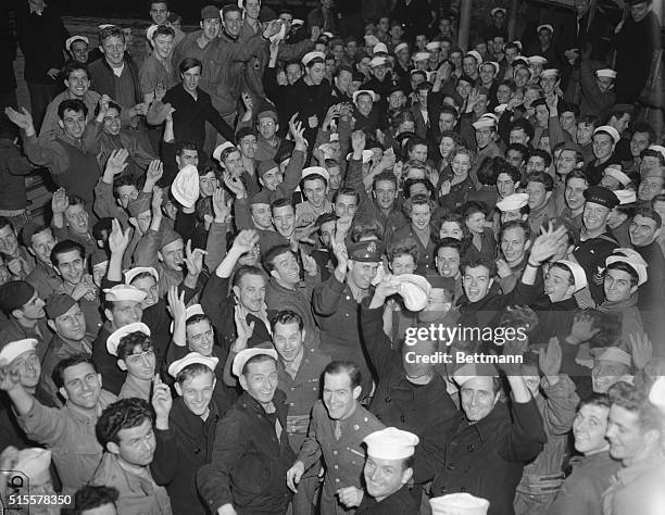 New York, NY: New York Port of Embarkment special services division entertainers amuse some of the 4,381 Yanks who returned to the states from Europe...