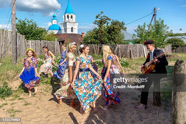 filles partie de danse - peuple de russie photos et images de collection