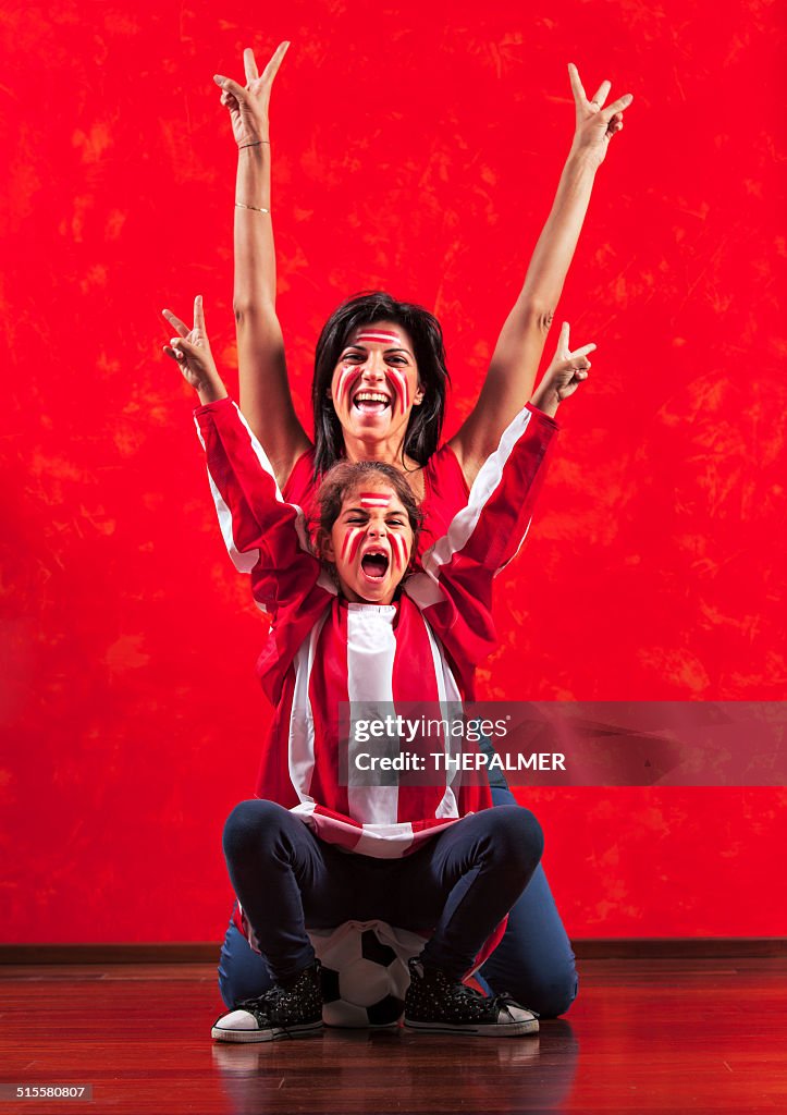 Hija y madre, los fanáticos del fútbol