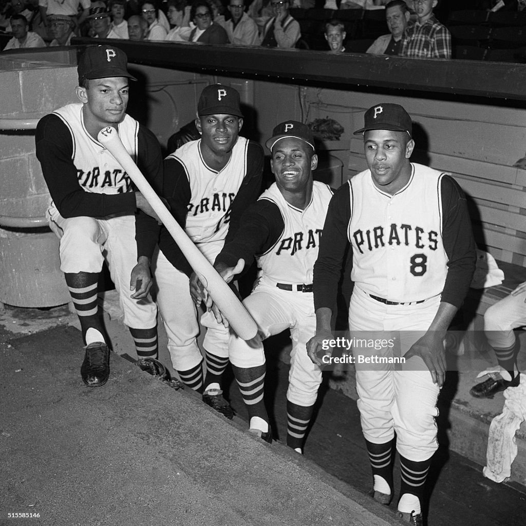 R. Clemente & 3 Pirates Posing In Dugout