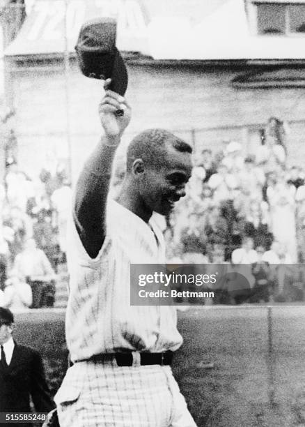 Chicago Cubs first baseman Ernie Banks tips his cap to the crowd at Wrigley Field after hitting career homer number 500.